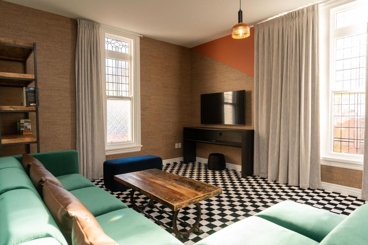 Haka House كريستتشيرش المظهر الخارجي الصورة The interior of a typical room at the hotel
