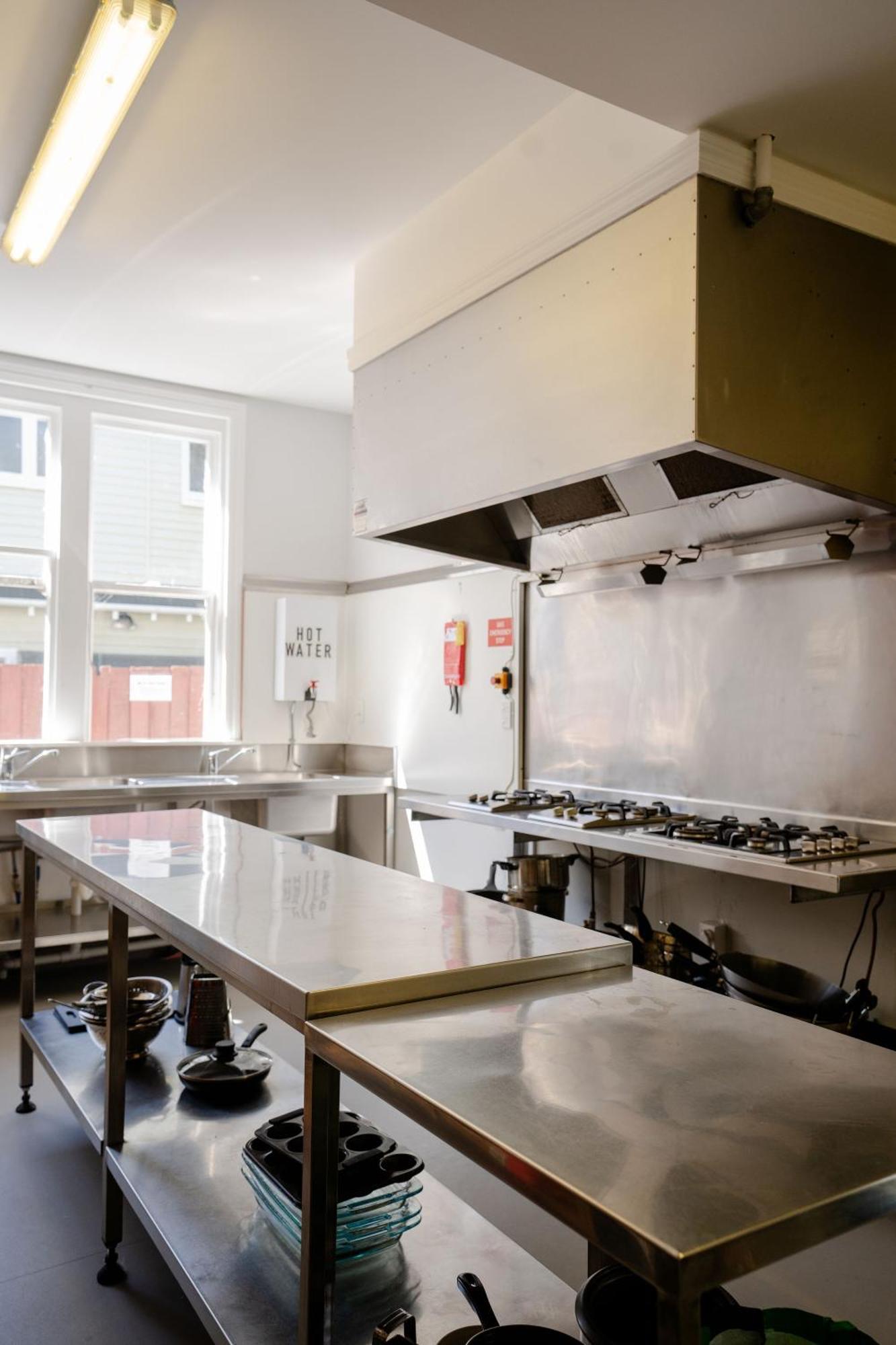 Haka House كريستتشيرش المظهر الخارجي الصورة A commercial kitchen
