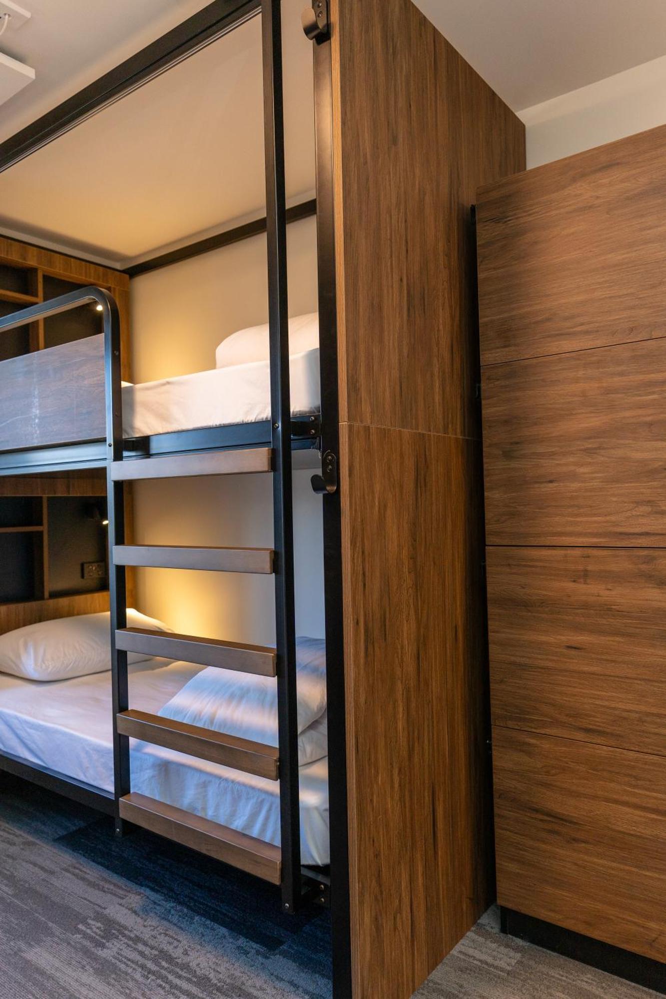 Haka House كريستتشيرش المظهر الخارجي الصورة A bunk bed in a capsule hotel