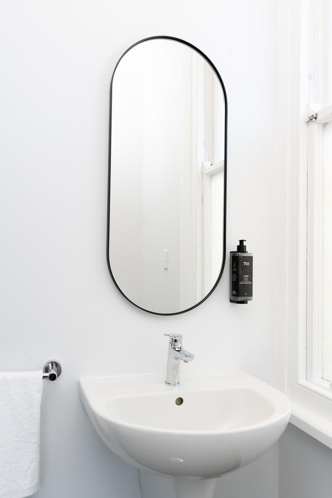 Haka House كريستتشيرش المظهر الخارجي الصورة A bathroom mirror