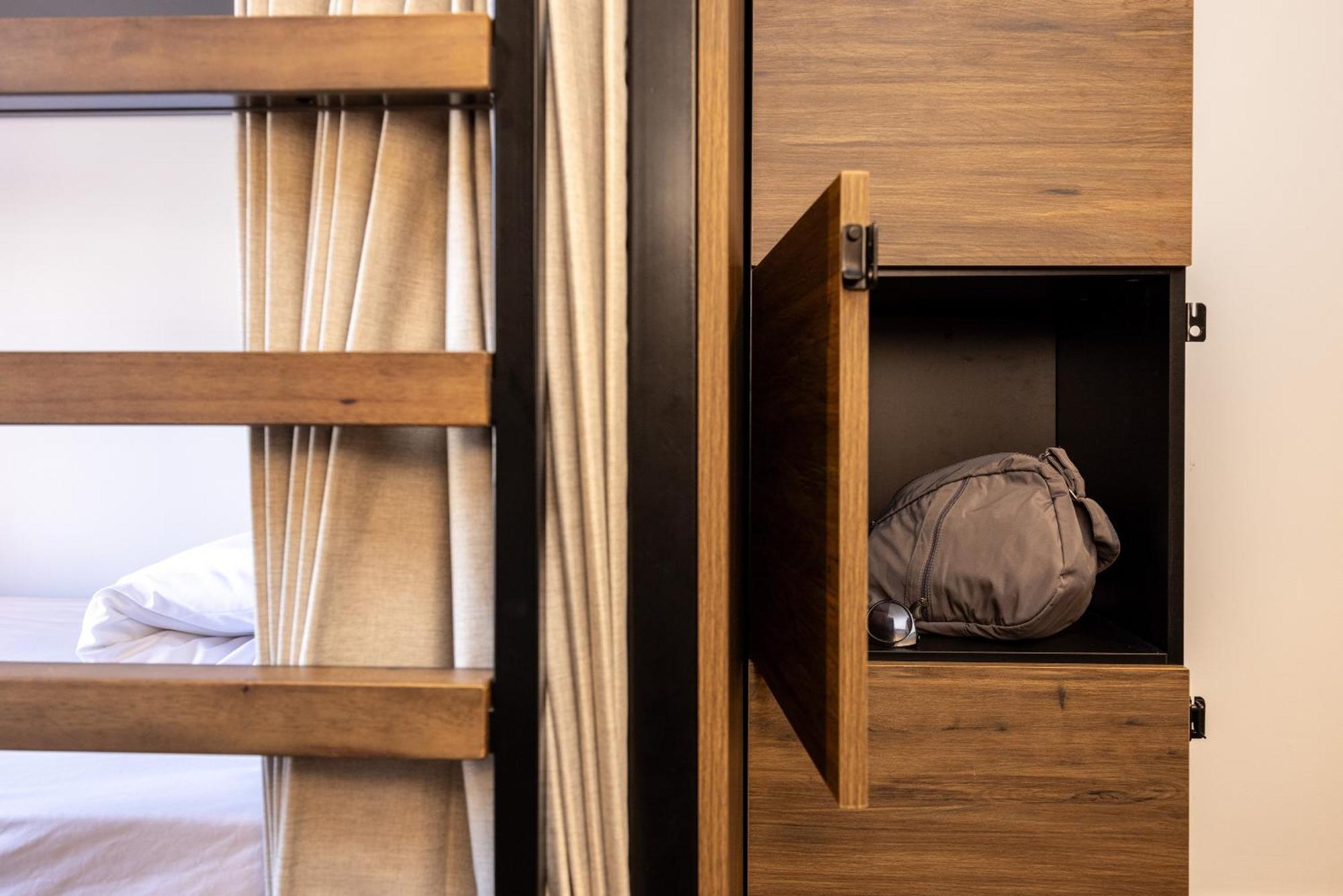 Haka House كريستتشيرش المظهر الخارجي الصورة A capsule hotel room