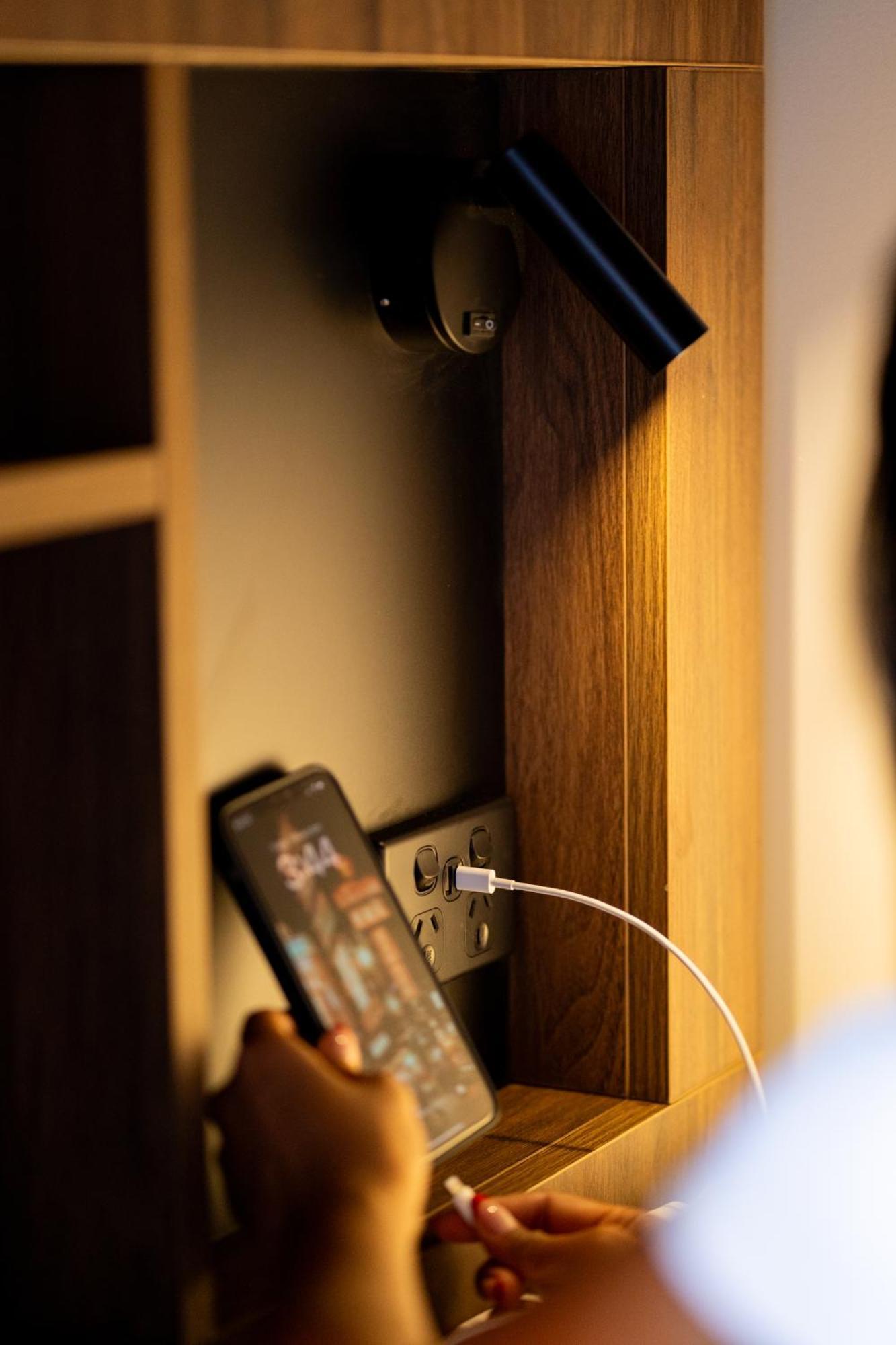 Haka House كريستتشيرش المظهر الخارجي الصورة A phone plugged into a power socket