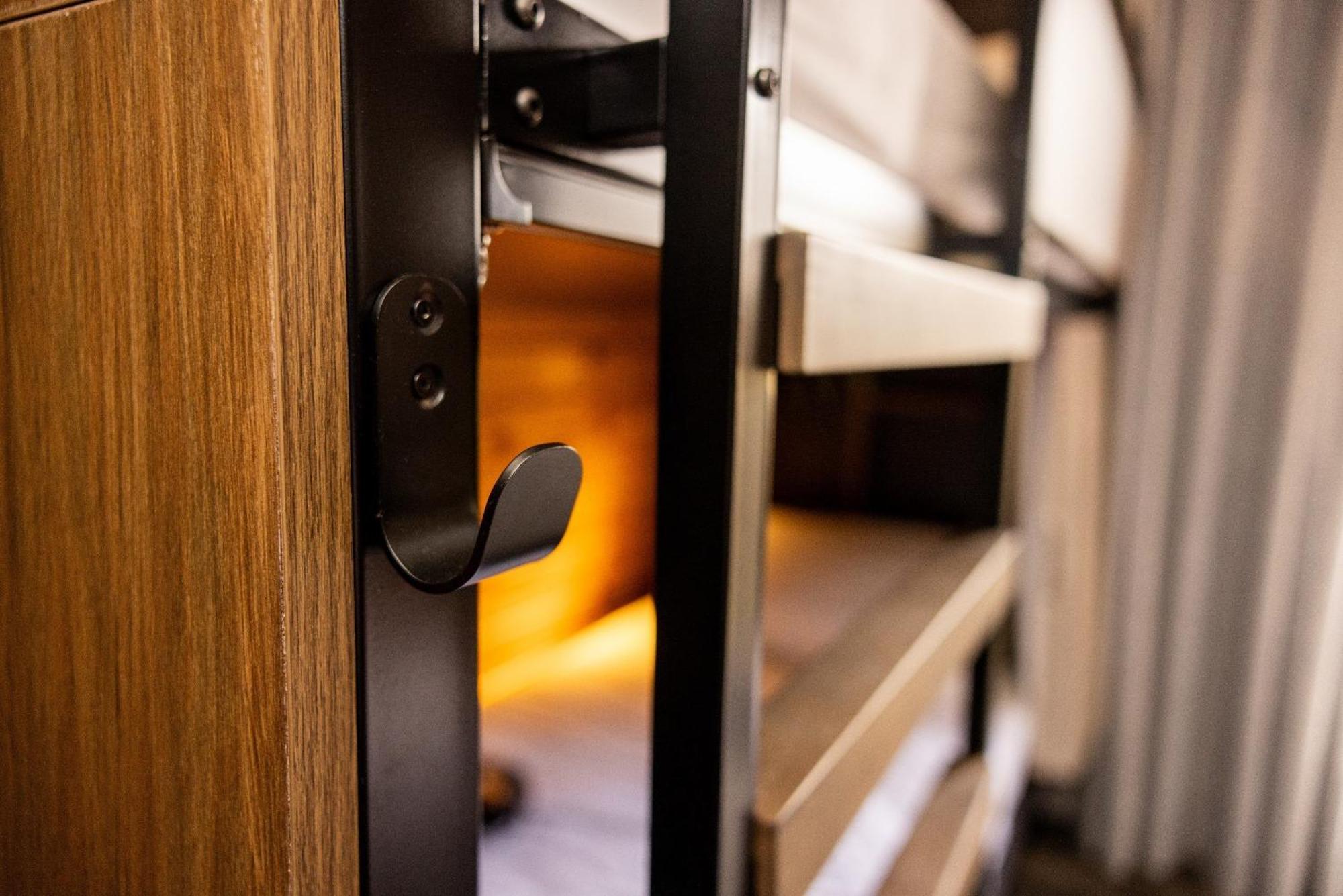 Haka House كريستتشيرش المظهر الخارجي الصورة A door lock
