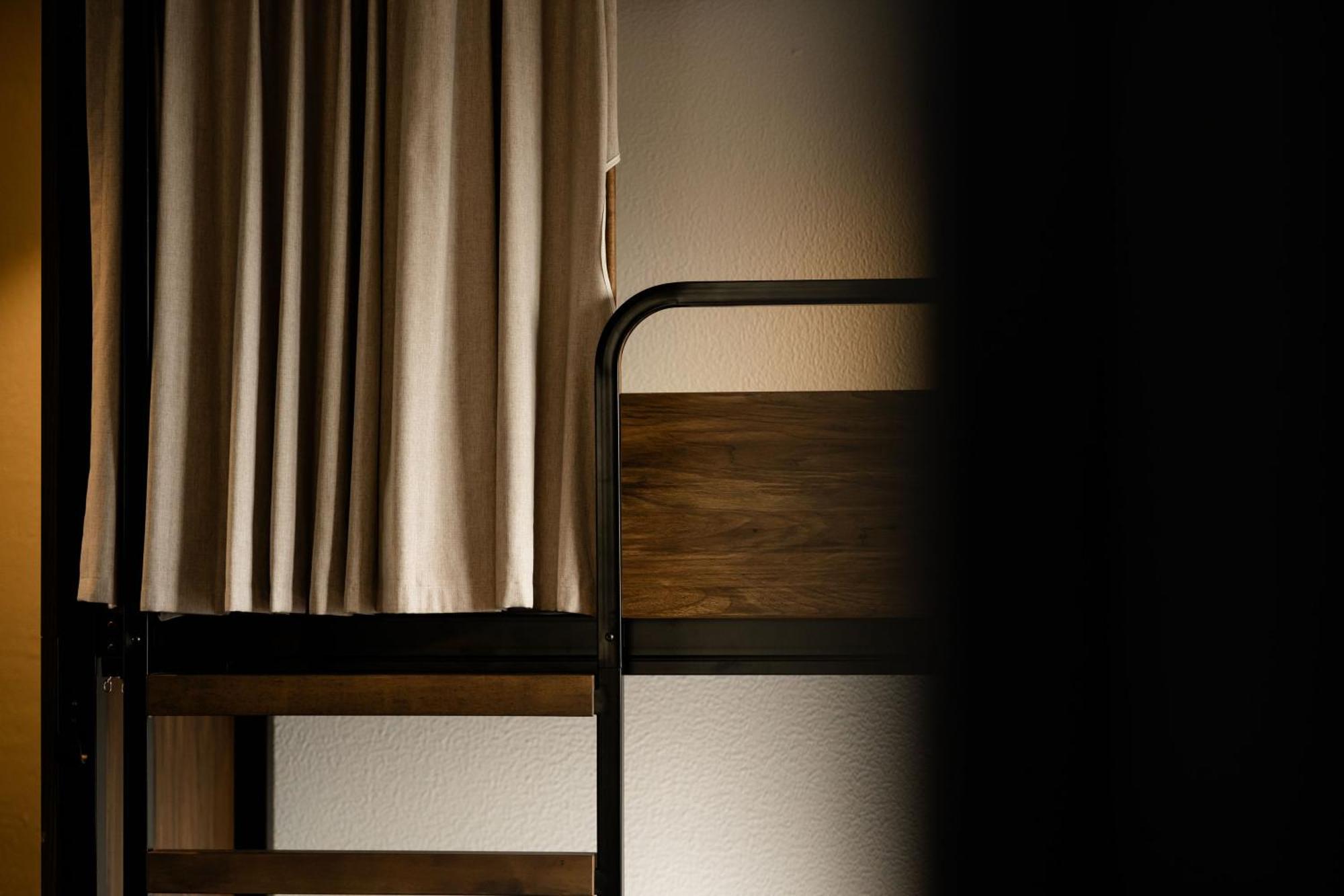 Haka House كريستتشيرش المظهر الخارجي الصورة A curtain in a capsule hotel