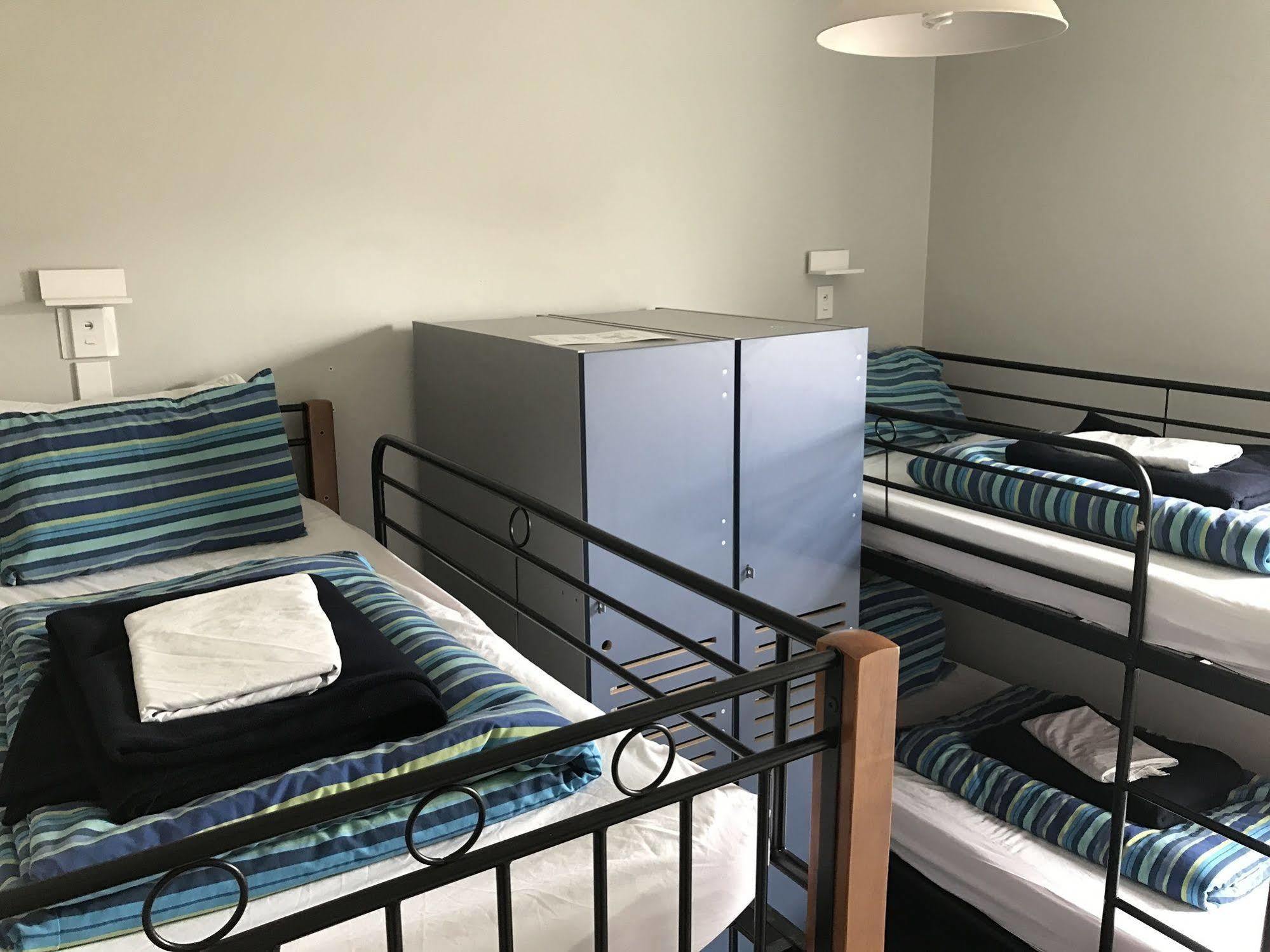 Haka House كريستتشيرش المظهر الخارجي الصورة A typical hostel room