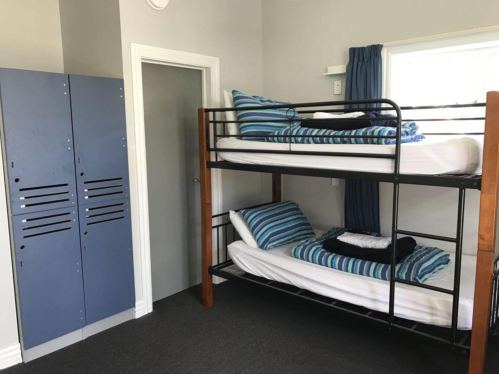 Haka House كريستتشيرش المظهر الخارجي الصورة A typical hostel room