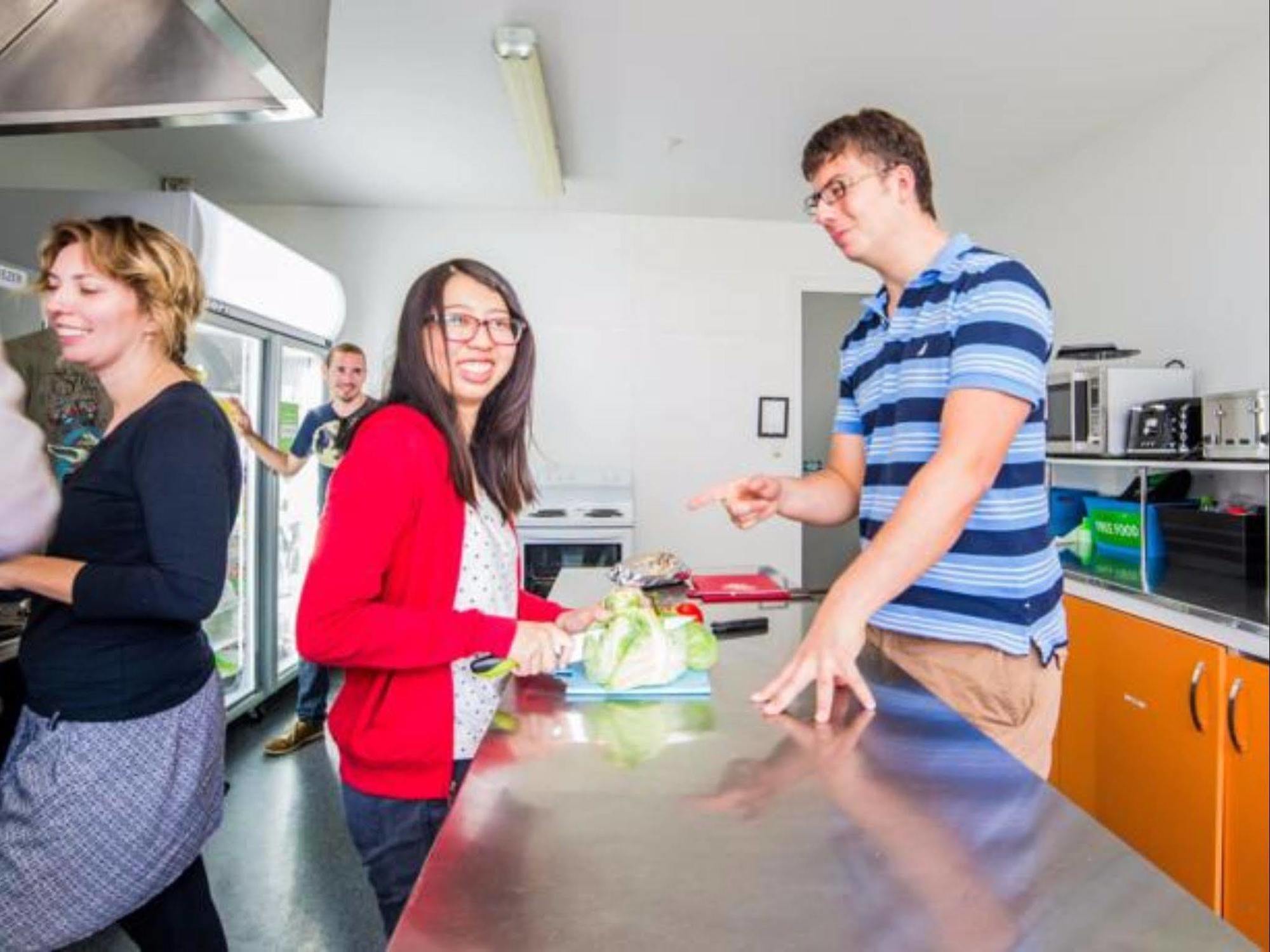 Haka House كريستتشيرش المظهر الخارجي الصورة Students in the kitchen at the Student Union